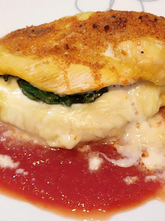Una foto de Pechugas rellenas de queso de Arzúa y espinacas