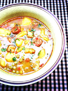 Una foto de Guiso de patata y guisante con chorizo y bacon ahumado