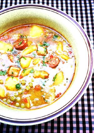 Foto principal de Guiso de patata y guisante con chorizo y bacon ahumado