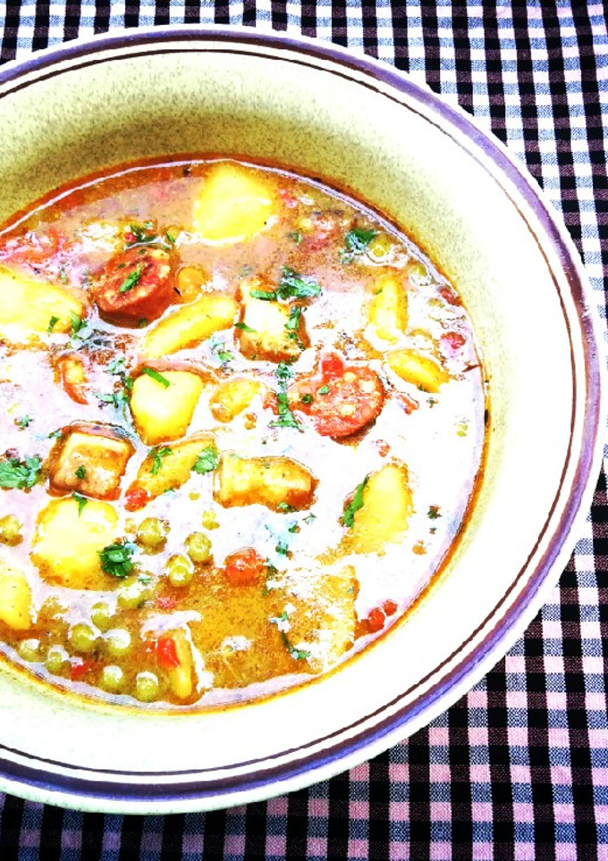 Una foto de Guiso de patata y guisante con chorizo y bacon ahumado