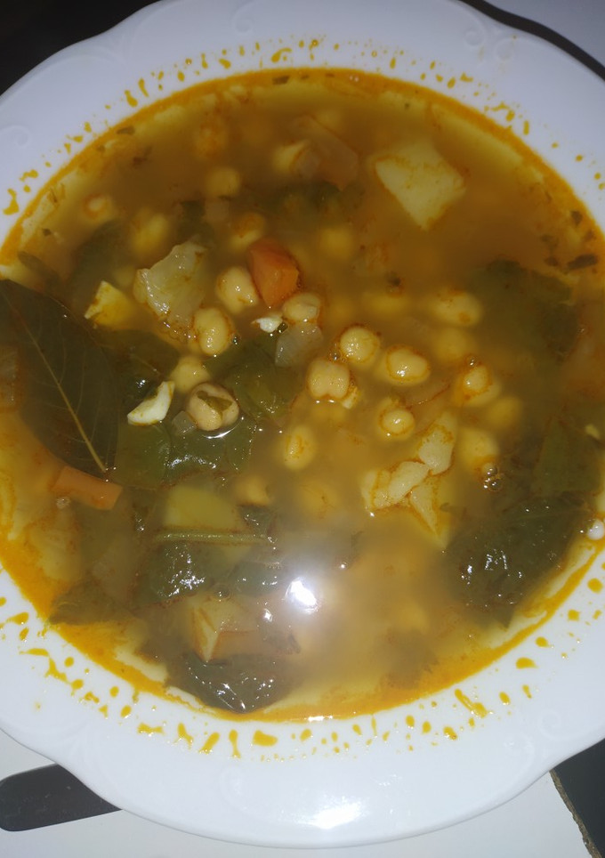 Una foto de Potaje de garbanzos con espinacas