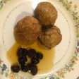 Croquetas de nuez con salsa de pasitas