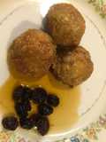Croquetas de nuez con salsa de pasitas