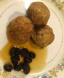 Croquetas de nuez con salsa de pasitas