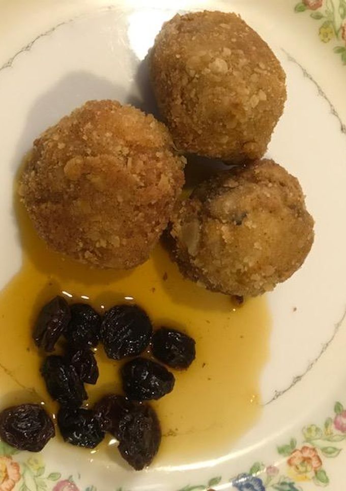 Una foto de Croquetas de nuez con salsa de pasitas