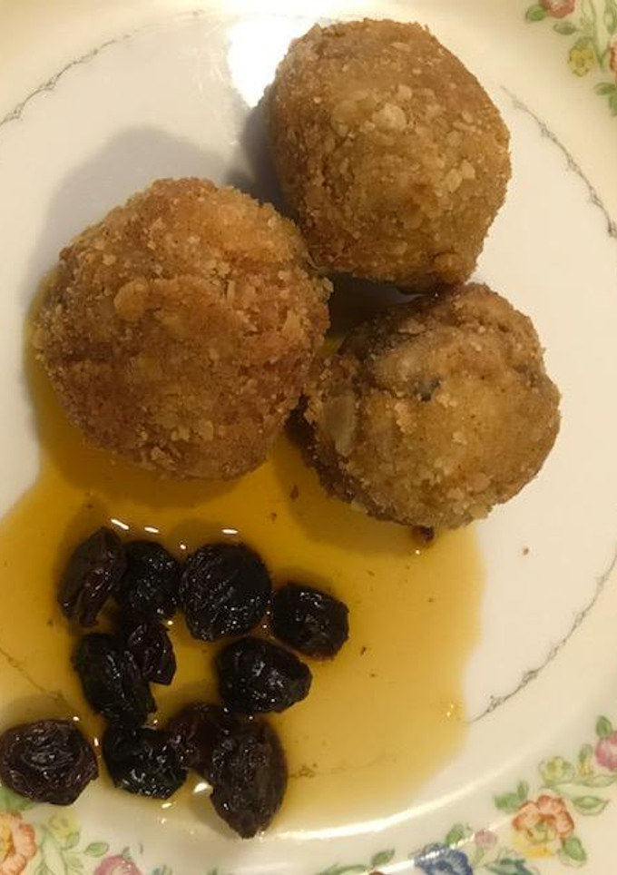 Una foto de Croquetas de nuez con salsa de pasitas
