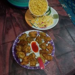 A picture of Lauki chilka pakora with masala muri.