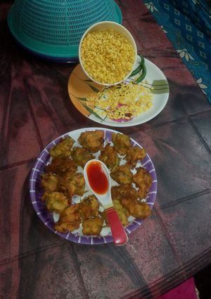 A picture of Lauki chilka pakora with masala muri.