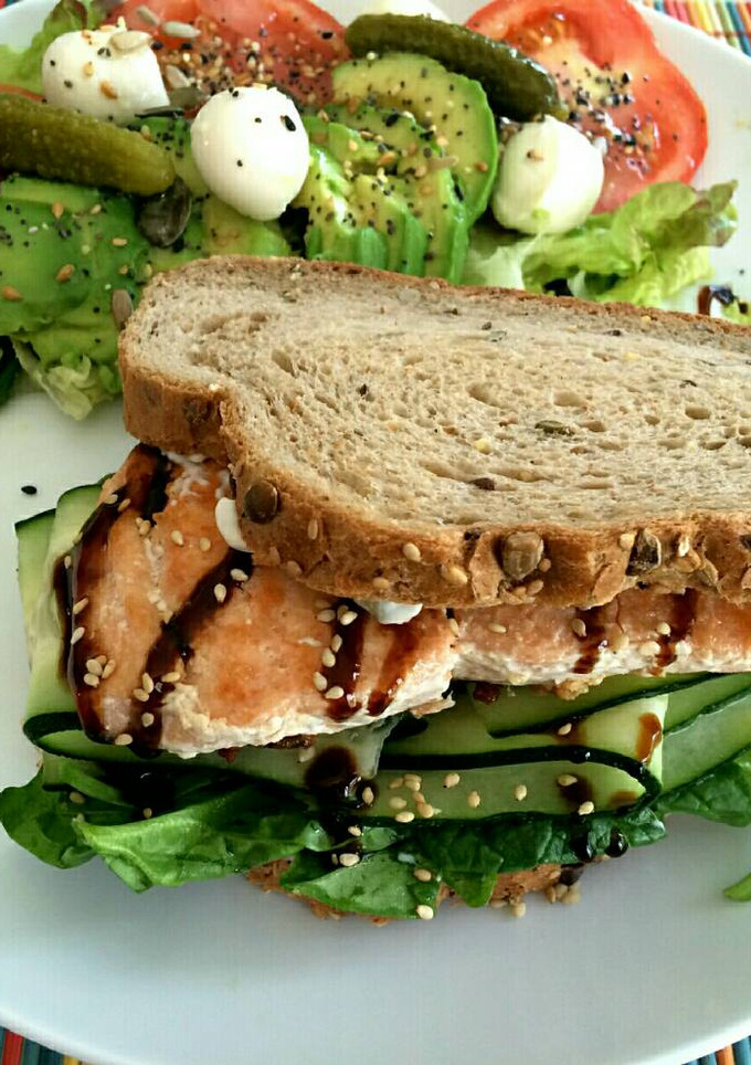 Una foto de Sándwich de salmón