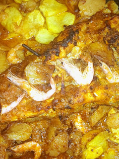 Una foto de Merluza rellena de mejillones y gambas al ajillo en salsa americana (Made in Petina)
