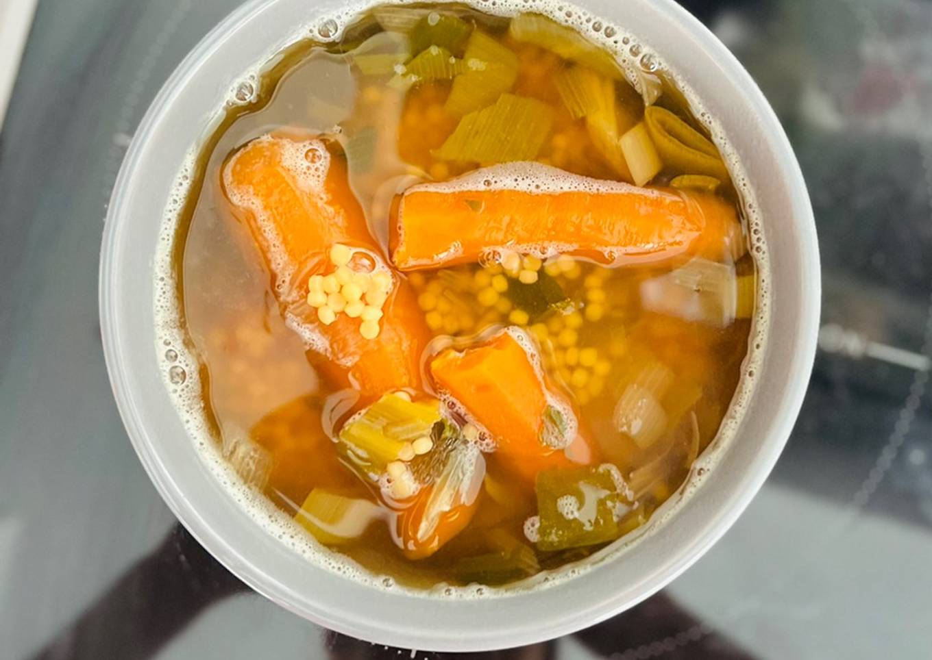 Bouillon de légumes et perles de pâte