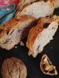 Pane integrale con uvetta e noci