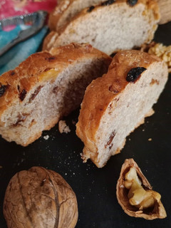 Foto di Pane integrale con uvetta e noci