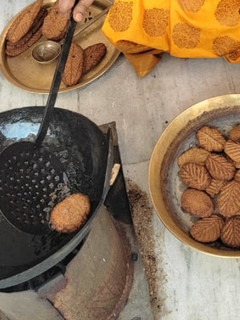 ठेकुआ प्रसाद (Thekua Prasad recipe in Hindi) रेसिपी मुख्य फोटो
