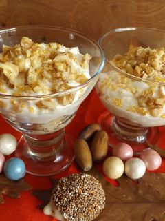 Una foto de Postre de galletas, peras y nueces con azúcar dorada