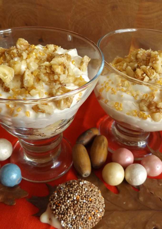 Una foto de Postre de galletas, peras y nueces con azúcar dorada