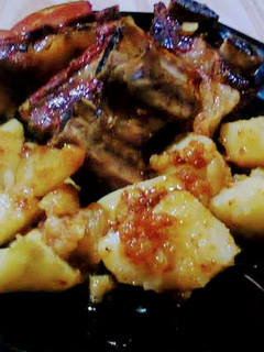 Una foto de Asado de tira al horno con papas