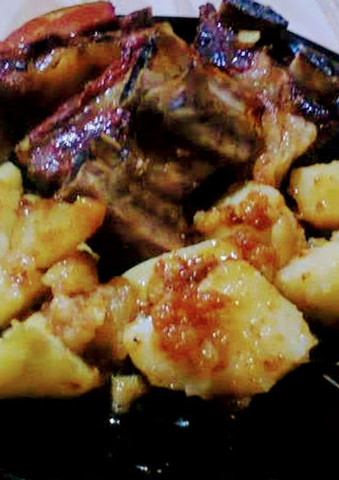 Una foto de Asado de tira al horno con papas