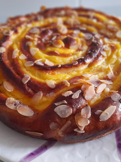 Una foto de Tarta brioche rellena de crema de almendras y pastelera