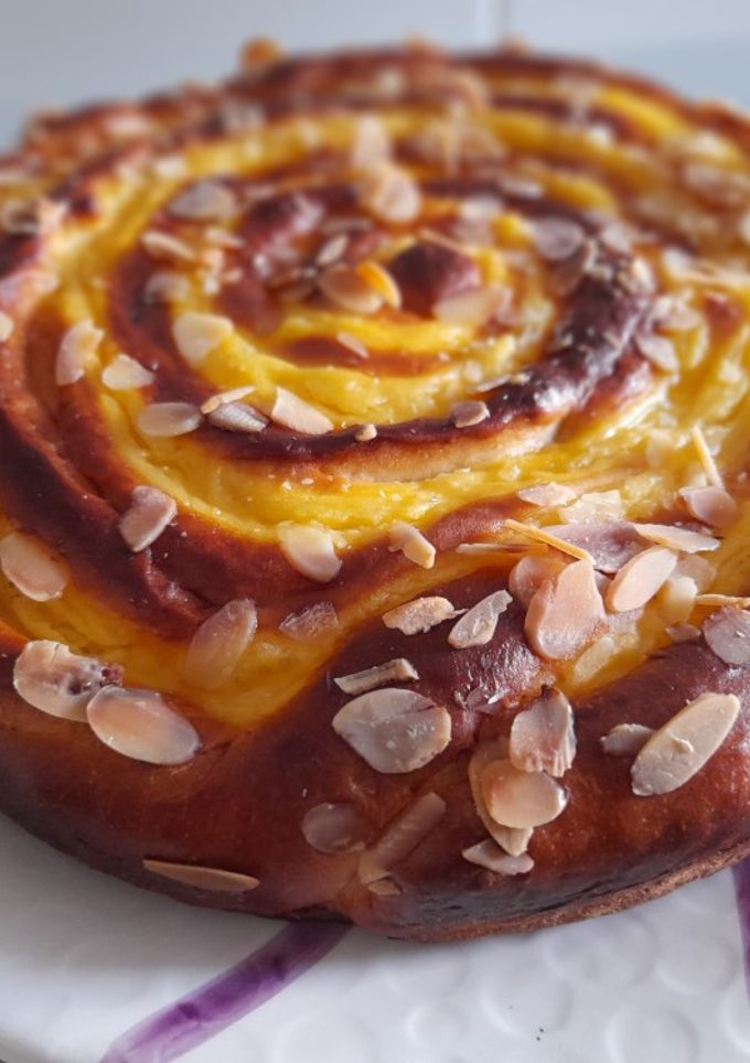 Una foto de Tarta brioche rellena de crema de almendras y pastelera