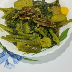A picture of Pui Saager Chorchori With Fish Heads.