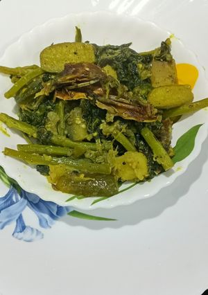 A picture of Pui Saager Chorchori With Fish Heads.
