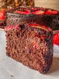 Bizcocho de algarroba con fresas