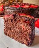 Bizcocho de algarroba con fresas