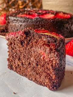 Una foto de Bizcocho de algarroba con fresas