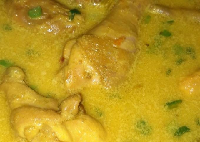 Opor ayam bumbu kuning