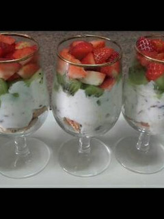 Una foto de Postre en copa fácil y rico en 2 minutos