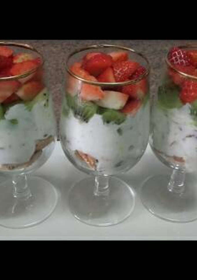 Una foto de Postre en copa fácil y rico en 2 minutos