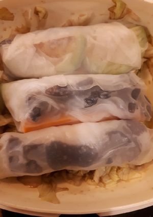 Une photo de Rouleaux de printemps et sauce cacahuète