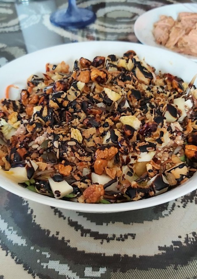 Una foto de Ensalada variada con aguacate