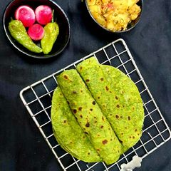A picture of Spinach Missi Roti.