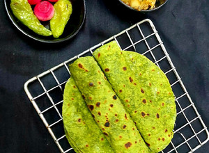 A picture of Spinach Missi Roti.