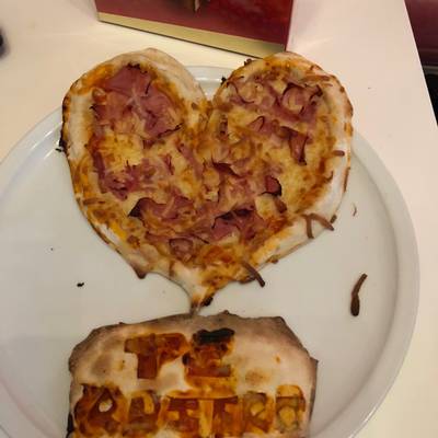 Pizza de jamón y bacon con el borde relleno de queso de cabra con forma de  corazón y tarjeta de masa Receta de Rafa Puli- Cookpad