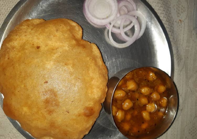 Bread bhature with chole