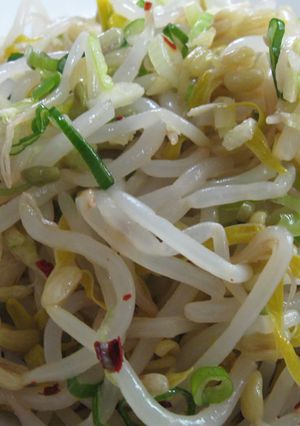 A picture of Bean Sprouts Salad.