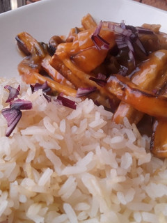 Una foto de Bastones de berenjena🍆 con salsa de soya y arrocito🍚