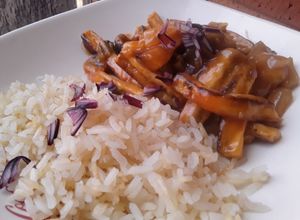 Una foto de Bastones de berenjena🍆 con salsa de soya y arrocito🍚