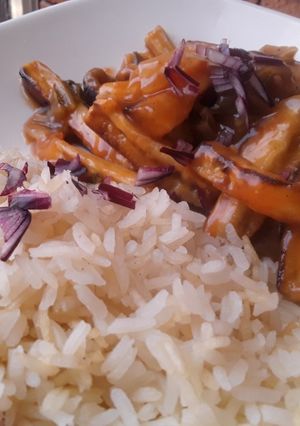 Una foto de Bastones de berenjena🍆 con salsa de soya y arrocito🍚