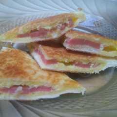 Roti Tawar Isi Telor Sosis রেসিপির প্রধান ছবি