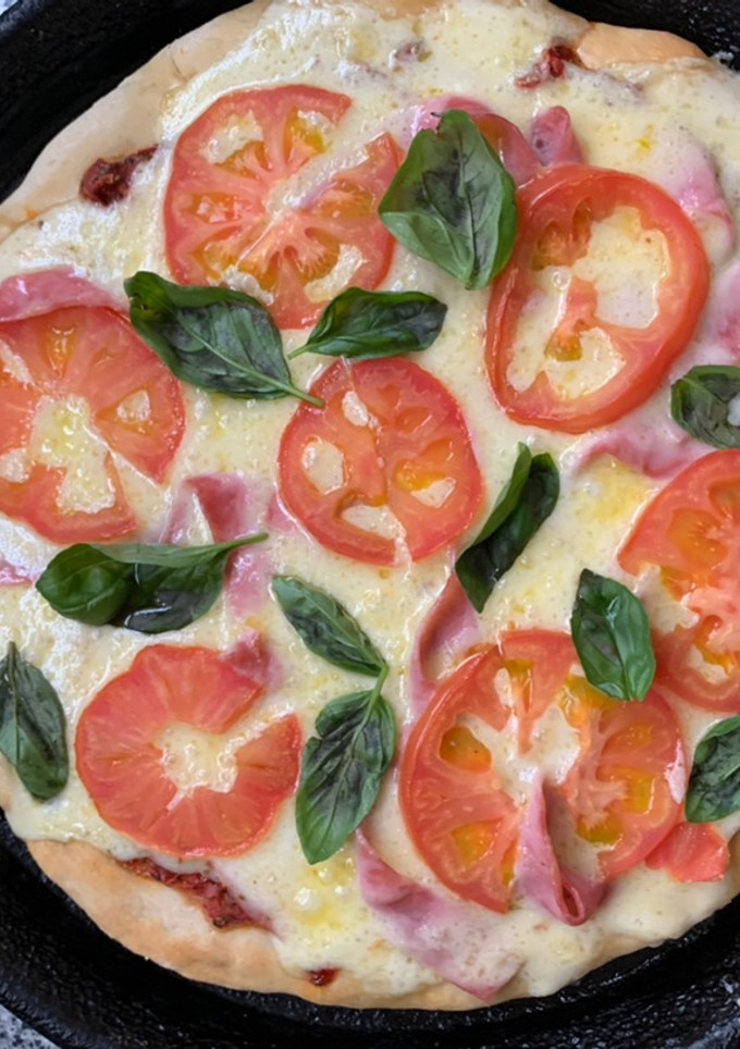 Una foto de Pizza napolitana de jamón con masa casera 🍕🍕🍕🍕