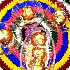 A picture of Gulab jamuns bany Halwai jasy 😋😋😋.