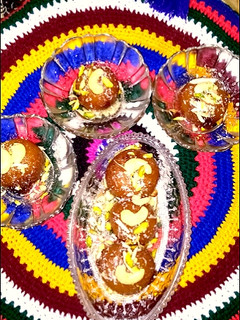 A picture of Gulab jamuns bany Halwai jasy 😋😋😋.