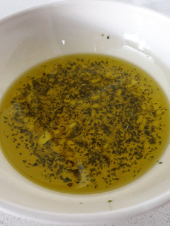 Una foto de Salsa de aceite, ajo y perejil
