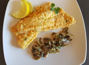 Una foto de Filet de merluza, con guarnición de hongos a la provenzal