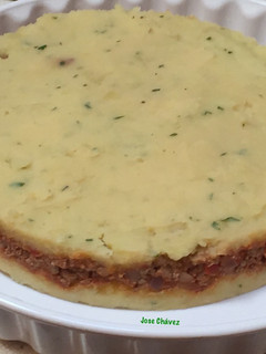 Una foto de Pastel de puré de papas con salsa boloñesa