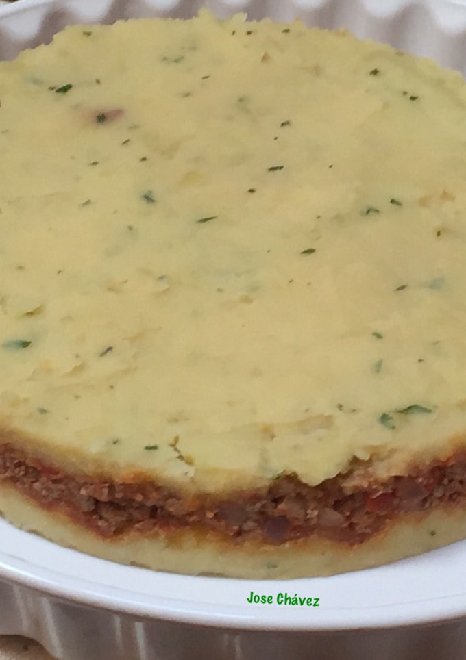 Una foto de Pastel de puré de papas con salsa boloñesa